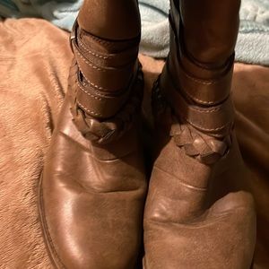 Brown cowboy boots really good shape beautiful day I got them from Kohl’s